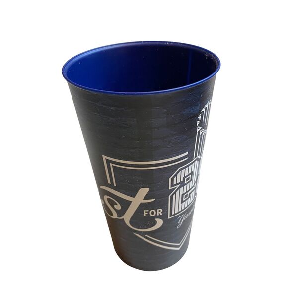 New York Yankees Duffle/Weekend/Gym Bag With Bonus Souvenir “Quest For 28” Cup - Picture 11 of 13